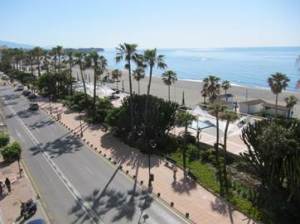 Paseo marítimo de Estepona, turismo de playa (Foto Excom)