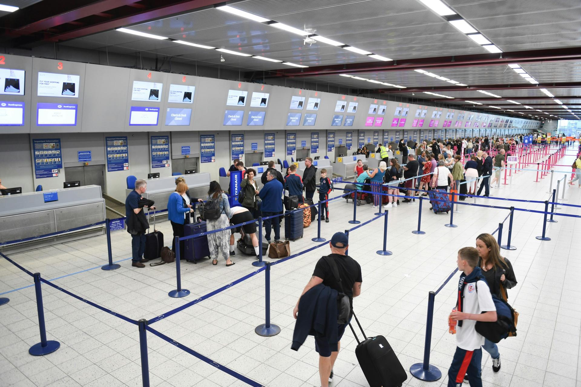aeropuerto pasajeros aviones vuelos
